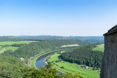 Konigstein Kalesi Yaz Şatosu Mavi Gökyüzü Turizm Merkezi Avrupa 'da Saxon Bastille Tatil Gezisi