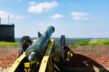 Konigstein Kalesi Yaz Şatosu Mavi Gökyüzü Turizm Merkezi Avrupa 'nın tarihi yeri Saxon Bastille Tatil Gezisi Eski Ortaçağ Top Gezisi