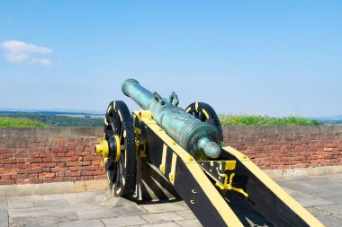 Konigstein Kalesi Yaz Şatosu Mavi Gökyüzü Turizm Merkezi Avrupa 'nın tarihi yeri Saxon Bastille Tatil Gezisi Eski Ortaçağ Top Gezisi