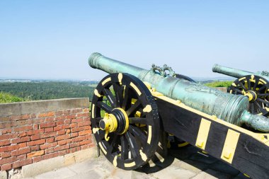 Konigstein Kalesi Yaz Şatosu Mavi Gökyüzü Turizm Merkezi Avrupa 'nın tarihi yeri Saxon Bastille Tatil Gezisi Eski Ortaçağ Top Gezisi