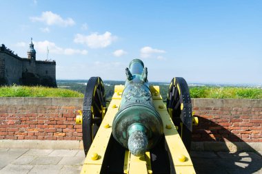 Konigstein Kalesi Yaz Şatosu Mavi Gökyüzü Turizm Merkezi Avrupa 'nın tarihi yeri Saxon Bastille Tatil Gezisi Eski Ortaçağ Top Gezisi