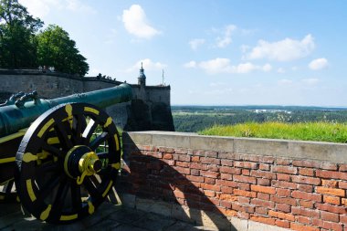 Konigstein Kalesi Yaz Şatosu Mavi Gökyüzü Turizm Merkezi Avrupa 'nın tarihi yeri Saxon Bastille Tatil Gezisi Eski Ortaçağ Top Gezisi