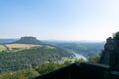 Konigstein Kalesi Yaz Şatosu Mavi Gökyüzü Turizm Merkezi Avrupa 'da Saxon Bastille Tatil Gezisi