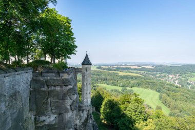 Konigstein Kalesi Yaz Şatosu Mavi Gökyüzü Turizm Merkezi Avrupa 'da Saxon Bastille Tatil Gezisi