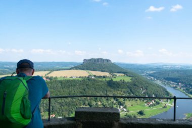 Konigstein Kalesi Yaz Şatosu Mavi Gökyüzü Turizm merkezi Avrupa birçok tarihi yer olan Saxon Bastille Tatil Gezisi