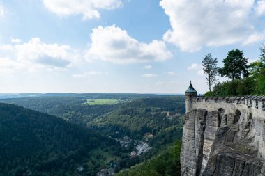 Konigstein Kalesi Yaz Şatosu Mavi Gökyüzü Turizm Merkezi Avrupa 'da Saxon Bastille Tatil Gezisi
