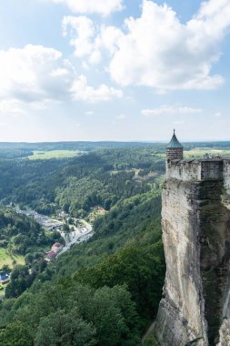 Konigstein Kalesi Yaz Şatosu Mavi Gökyüzü Turizm Merkezi Avrupa 'da Saxon Bastille Tatil Gezisi