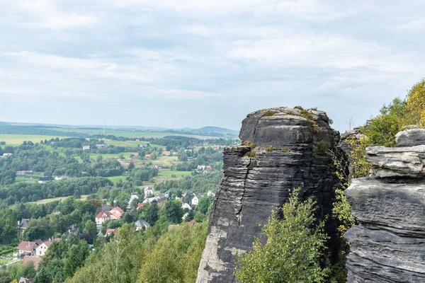 Tisa Avrupa Kayalıkları Avrupa Cumhuriyeti turizm merkezi yaz mevsimi dağ oluşumu kumtaşı duvarlar yaz seyahati