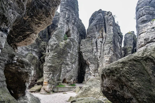 Tisa Avrupa Kayalıkları Avrupa Cumhuriyeti turizm merkezi yaz mevsimi dağ oluşumu kumtaşı duvarlar yaz seyahati