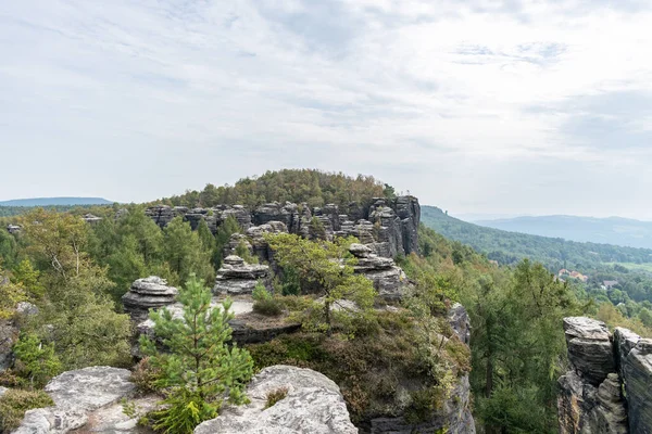 Tisa Avrupa Kayalıkları Avrupa Cumhuriyeti turizm merkezi yaz mevsimi dağ oluşumu kumtaşı duvarlar yaz seyahati