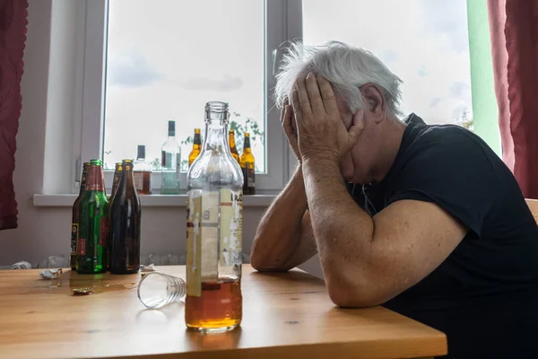 Yaşlı Bir Erkek Masada Oturur Evde Yalnız Başına Alkol Şişesi — Stok fotoğraf