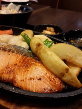 plaka üzerinde ızgara somon.