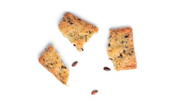 Beyaz zemin üzerinde kereviz, keten tohumu ve zeytinyağı bulunan İtalyan cipsleri..