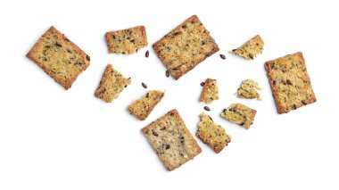 Beyaz zemin üzerinde kereviz, keten tohumu ve zeytinyağı bulunan İtalyan cipsleri..