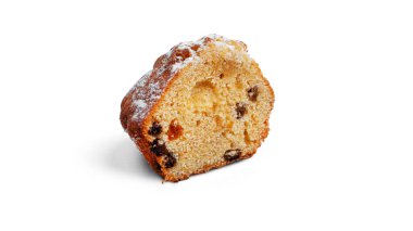 Beyaz arka planda kuru üzümlü kek.