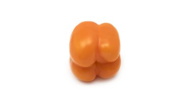 Beyaz arkaplanda turuncu dolma biber.