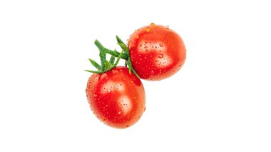 Beyaz zemin üzerinde su damlaları olan taze kiraz domatesleri..