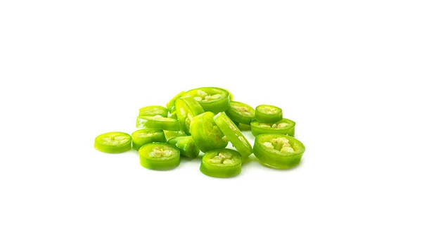 Zielona gorąca papryka chili plastry na białym tle. — Zdjęcie stockowe