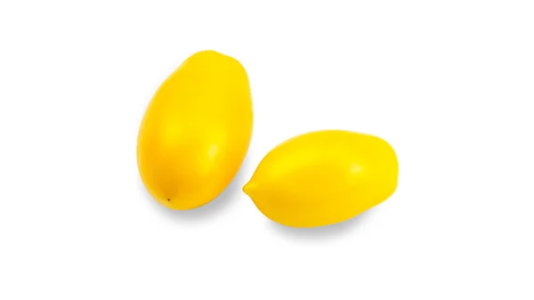 Tomate jaune forme allongée sur fond blanc. Variété de tomate Citron doré ou Trésor Akmore. — Photo