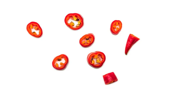 Fatias de pimenta quente vermelha em um fundo branco. — Fotografia de Stock