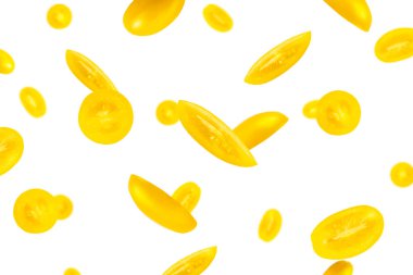 Beyaz arka planda dilimlenmiş sarı domates. Domates çeşidi Altın limon veya Akmore Hazinesi. Uçan domates.