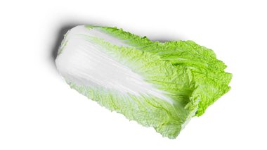 Beyaz arka planda Pekin lahanası yaprakları.