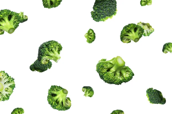 Broccoli på en vit bakgrund. Flygande broccoli. — Stockfoto