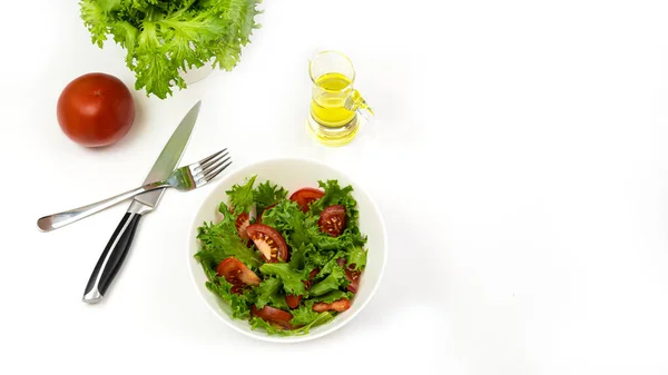 Salat und Tomatensalat mit Olivenöl in einer weißen tiefen Schüssel auf weißem Hintergrund. Gesunde Ernährung. — Stockfoto