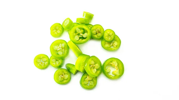 Groene hete chili peper plakjes op een witte achtergrond. — Stockfoto