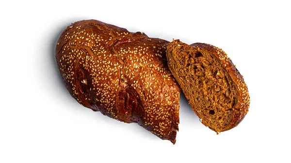 Ржаная мука нарезанный хлеб с зерновыми на белом фоне. — стоковое фото