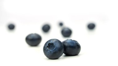 Beyaz arka planda yabanmersini. Yüksek kalite fotoğraf.