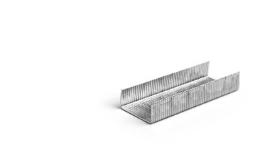 Beyaz arka planda metal zımbalar. Yüksek kalite fotoğraf