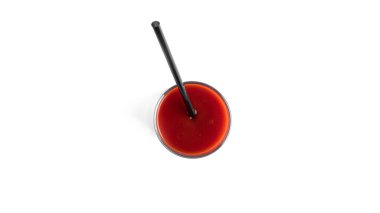 Beyaz arka planda bardak içinde domates suyu. Yukarıdan bak. Yüksek kalite fotoğraf