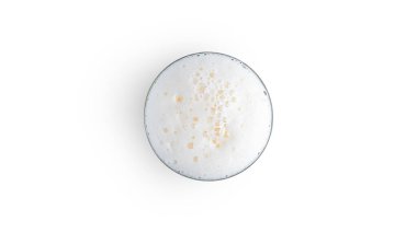 Beyaz arka planda bir bardak light bira. Yukarıdan bak. Yüksek kalite fotoğraf