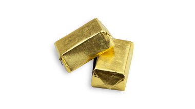 Beyaz arka planda altın folyoya sarılı çikolata şekeri. Yüksek kalite fotoğraf