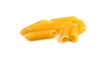 Beyaz arka planda çiğ makarna şeklinde İtalyan makarna. Yüksek kalite fotoğraf