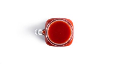 Beyaz arka planda kiraz suyu kavanozu. Yukarıdan bak. Yüksek kalite fotoğraf