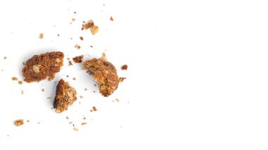 Beyaz arka planda üzümlü ve hindistan cevizli yulaflı kurabiyeler. Kırıntılar. Yukarıdan bak. Yüksek kalite fotoğraf