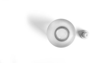 Beyaz arka planda bir şişe votka. Yüksek kalite fotoğraf