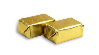 Beyaz arka planda altın folyoya sarılı çikolata şekeri. Yüksek kalite fotoğraf