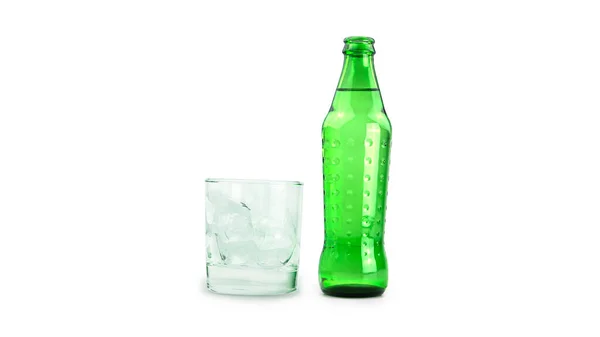 白い背景にライムレモネードと緑のボトルと透明なガラス 高品質の写真 — ストック写真