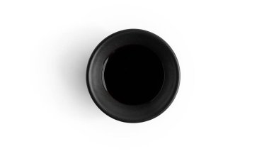 Beyaz arka planda bir tencerede soya sosu. Yüksek kalite fotoğraf