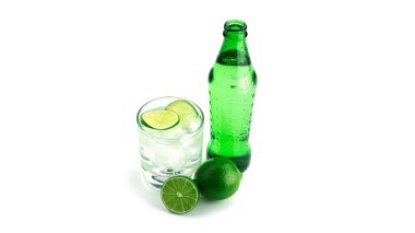 Yeşil şişe ve beyaz zemin üzerinde limonata olan şeffaf cam. Yüksek kalite fotoğraf