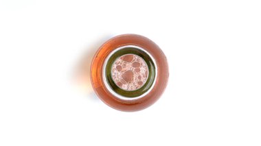 Beyaz arka planda bir şişe light bira. Yukarıdan manzara. Yüksek kalite fotoğraf