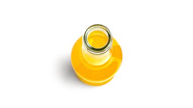 Beyaz arka planda sarı bir içecek şişesi açılmış. Yüksek kalite fotoğraf