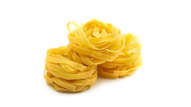 Beyaz arka planda pişmemiş fettucine yuva makarnası. Yüksek kalite fotoğraf