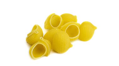 Çiğ makarna lumaconi rigati, beyaz arka planda izole edilmiş makro. Yüksek kalite fotoğraf