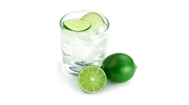 Beyaz zemin üzerinde limonata olan şeffaf cam. Yüksek kalite fotoğraf