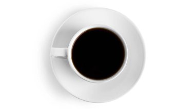 Beyaz arka planda fincan tabağında kahve olan beyaz bir fincan. Yüksek kalite fotoğraf