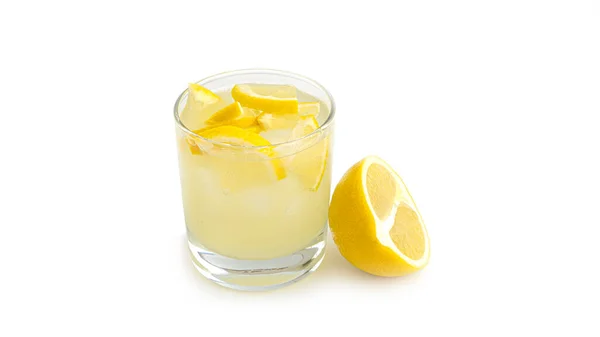 Glas Mit Zitronenlimonade Und Eis Auf Weißem Hintergrund Hochwertiges Foto — Stockfoto